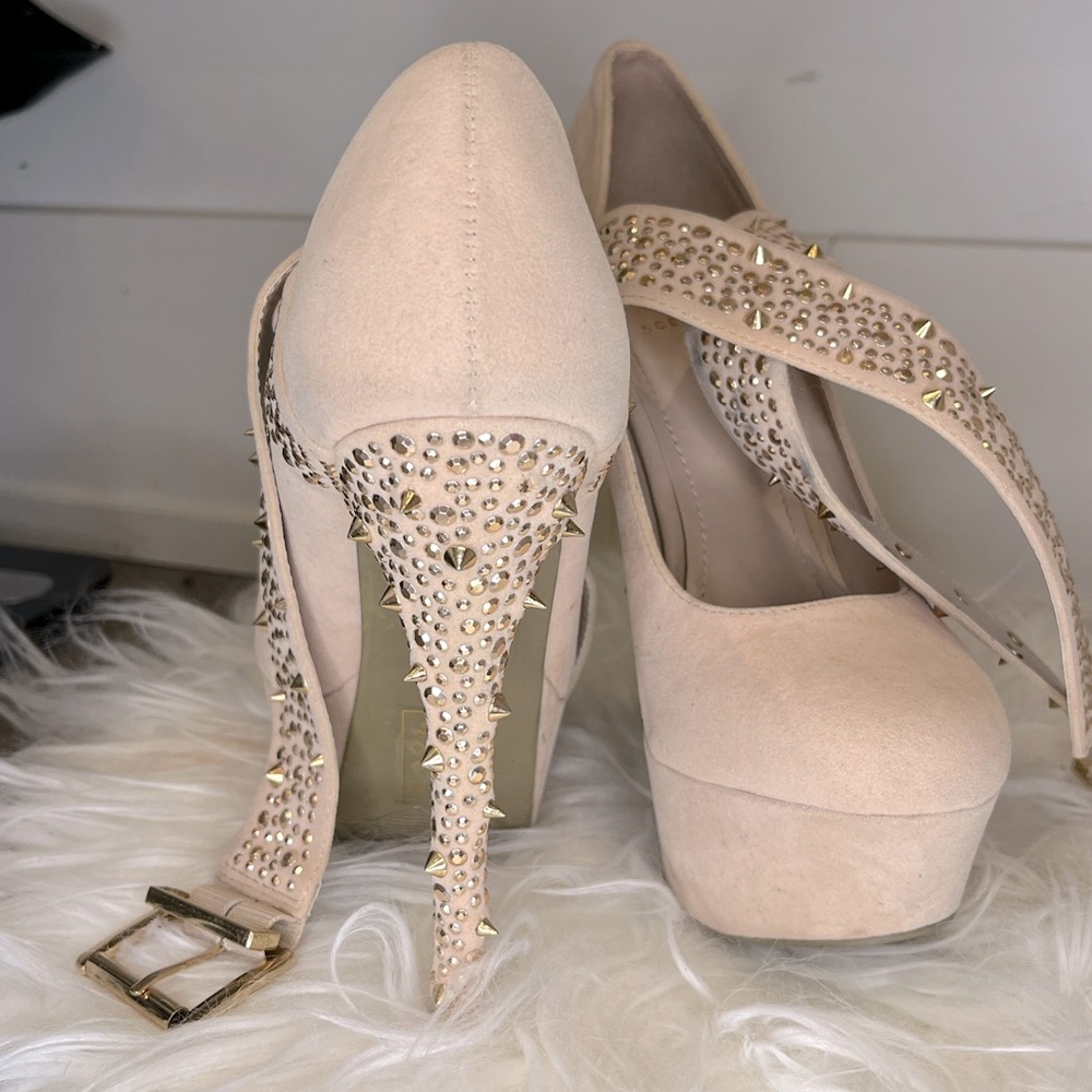Beige platform with studs